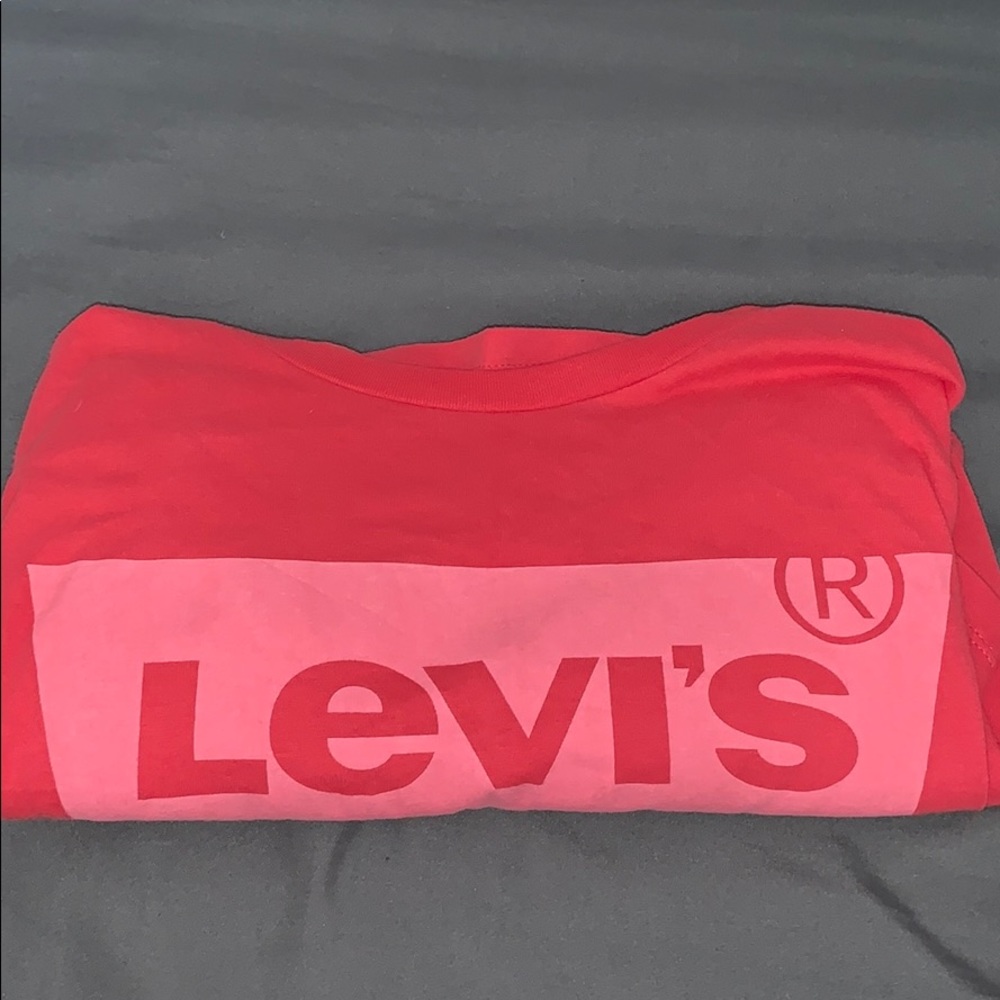 Woman’s Levi’s Short Sleeve Shirt